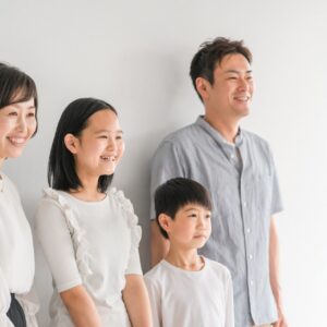 不登校 家庭環境【まなはぐ公式】不登校の背景に見える家庭環境の影響とは?理解を深めるための調査結果と対策法の紹介/

子どもが学校に行けない「不登校」。一般的に、学校が苦手という理由だけではなく、家庭環境も大きく関与していると言われています。では、具体的にどのような家庭環境が不登校に影響を与えるのでしょうか。本記事では、不登校の背景に潜む家庭環境の要素と問題の対処法について、細かく解説していきます。

家庭内のコミュニケーション状況と不登校との関係
不登校の背景には、家族間のコミュニケーション状況が大きく影響しています。家庭内での会話が少なく、親子のコミュニケーションが十分に取れていない場合、子どもは心の問題を抱え込みやすく、それが不登校の要因となることがあります。ここで重要なのは、親が子どもの意見や感情を尊重し、安心して話せる環境を作ることです。

親の教育方法と子どもの自己肯定感
また、親の教育方法が子どもの自己肯定感に影響を及ぼすこともあります。一方で高度な学習を強いる親や、反対に無関心な態度を取る親は、子どもの自己肯定感を低下させる可能性があります。その結果、子どもは立ち向かう力を失い、不登校に陥ることが考えられます。

家庭環境のストレスと不登校との関連性
家庭環境のストレスが不登校の原因となることもあります。例えば、親同士の関係トラブルや離婚、家族構成の変化など、家庭内の環境変化は子どもに大きなストレスを与え、それが学校に行く意欲を奪う原因となることがあります。

経済的ストレスと不登校
また、家庭の経済的ストレスも不登校に影響を及ぼす可能性があります。例えば、自分の生活環境が他のクラスメートと異なると感じ、それがコンプレックスとなり学校に行きたくないと感じる子どももいます。また、直接的に学習環境（塾費用、教材費など）が整えられないことで不登校になることもあるでしょう。

親・家族の教育観・価値観と不登校との関係
親や家族の教育観、価値観が子どもの不登校に影響を及ぼすこともあります。特に、子どもは無意識のうちに親や家族の価値観を受け入れ、それを自らの考え方に反映させます。しかし、その価値観が社会の一般的な常識とズレていると、子どもは適応困難を感じ、学校を避ける傾向が見られます。親や家族と一緒に価値観を見直し、学校生活に対する適応能力を高めることが求められます。

家庭環境と不登校の対策法
では、具体的にどのようにして家庭環境を改善し、不登校に対処するかについて解説します。まず、親子のコミュニケーション環境を改善することが重要です。また、適切な教育方法を模索しながら子どもの自己肯定感を高めること、家庭内のストレスを適切に解消すること、親や家族との価値観の調整など、具体的な対策を講じることが必要です。

まとめ
不登校は、子ども一人の問題ではなく、家庭全体が関わる問題であることが認識されています。そして家庭環境の解決が不登校の解決に繋がると言えます。本記事を参考に、不登校問題と向き合う一助としていただけますと幸いです。家庭環境を見直し、子どもが安心して学校に行ける環境を作ることが最も重要なのです。